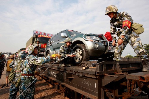 7月23日,海軍陸戰(zhàn)隊(duì)員出發(fā)前為裝載的車(chē)輛加固。 當(dāng)日,德陽(yáng)市政府在火車(chē)站舉行儀式,歡送第一批撤離的海軍陸戰(zhàn)隊(duì)官兵,表達(dá)當(dāng)?shù)卣腿嗣駥?duì)子弟兵的謝意。 新華社記者 查春明 攝