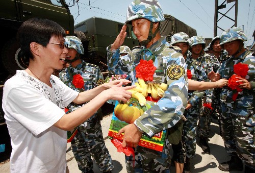 7月23日,海軍陸戰(zhàn)隊(duì)員向送行的群眾敬軍禮致謝。 當(dāng)日,德陽(yáng)市政府在火車(chē)站舉行儀式,歡送第一批撤離的海軍陸戰(zhàn)隊(duì)官兵,表達(dá)當(dāng)?shù)卣腿嗣駥?duì)子弟兵的謝意。 新華社記者 查春明 攝