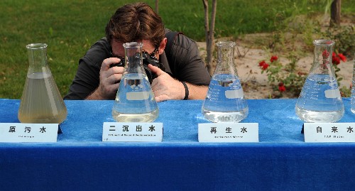 北京清河污水處理廠展示再生水與其他水的比較(7月23日攝)。 高品質(zhì)再生水已經(jīng)在北京奧林匹克中心區(qū)廣泛應(yīng)用,此項(xiàng)舉措每年可以節(jié)約清潔水源3000萬(wàn)立方米。為奧運(yùn)中心區(qū)提供的高品質(zhì)再生水,是以清河污水處理廠二級(jí)出水作為水源,通過(guò)清河和北小河兩家再生水廠的超濾膜工藝以及MBR和反滲透處理工藝后,再完成活性炭吸附、臭氧氧化等程序。2008年3月,高品質(zhì)再生水便應(yīng)用于奧林匹克中心區(qū)的景觀及綠化項(xiàng)目,而且還成為“鳥巢”等眾多奧運(yùn)場(chǎng)館的日常用水。 新華社記者 李文 攝
