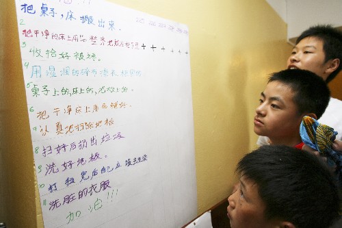 7月24日,在俄羅斯符拉迪沃斯托克市“海洋”全俄兒童療養(yǎng)中心,孩子們觀看俄羅斯老師用中文寫出的“清潔日”勞動(dòng)內(nèi)容。當(dāng)日是四川地震災(zāi)區(qū)中小學(xué)生來(lái)到“海洋”兒童中心的第8天,也是首個(gè)“清潔日”。這一天,孩子們不僅要洗澡和換洗衣服,還要徹底把房間內(nèi)外打掃干凈。 新華社記者鄭悅攝