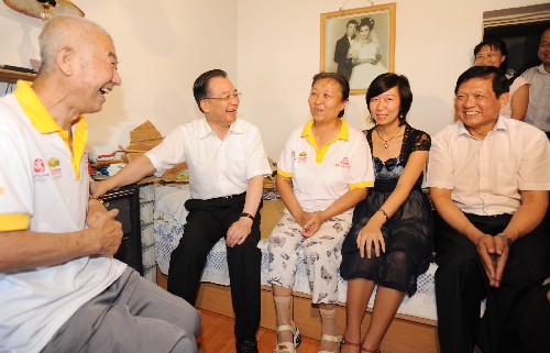 這是溫家寶走進豐臺區(qū)大井社區(qū)居民史林家,親切詢問生活情況。 新華社記者黃敬文攝