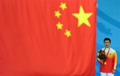 8月11日,中國選手張湘祥在領(lǐng)獎臺上。當(dāng)日,張湘祥在北京奧運(yùn)會舉重男子62公斤級決賽中以319公斤的總成績獲得金牌。新華社記者 楊磊 攝