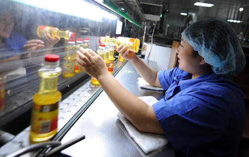 8月12日,廣西防城港市“大海糧油”一名員工在檢驗食用油。 新華社記者 張愛林 攝