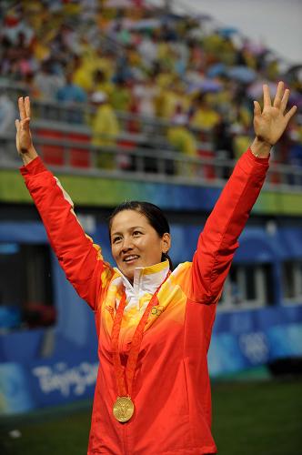 8月14日,中國選手張娟娟在領(lǐng)獎上向觀眾揮手致意。當日,在北京奧運會射箭女子個人決賽中,中國選手張娟娟以110比109環(huán)戰(zhàn)勝韓國選手樸成賢,獲得冠軍。 新華社記者 張領(lǐng) 攝