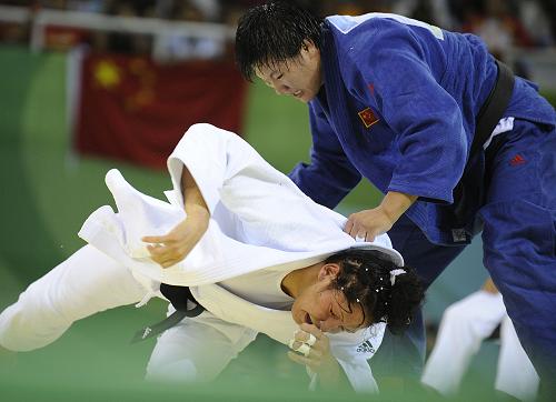 8月14日,在北京奧運(yùn)會(huì)柔道女子78公斤級(jí)決賽中,中國選手楊秀麗(藍(lán))戰(zhàn)勝古巴選手亞倫妮斯·卡斯蒂略,奪得金牌。新華社記 吳曉凌 攝