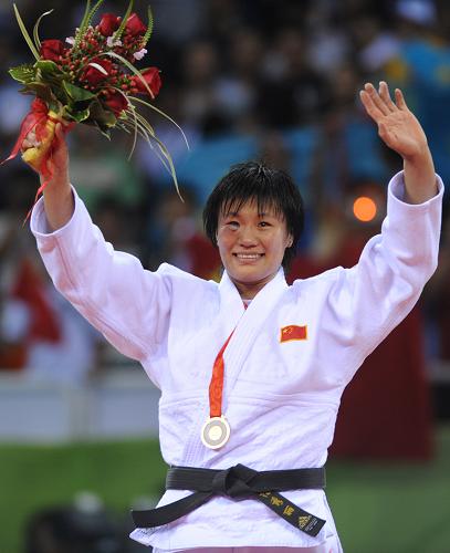 8月14日,在北京奧運(yùn)會(huì)柔道女子78公斤級(jí)決賽中,中國選手楊秀麗戰(zhàn)勝古巴選手亞倫妮斯·卡斯蒂略,奪得金牌。這是楊秀麗在領(lǐng)獎(jiǎng)臺(tái)上揮手向觀眾致意。 新華社記 吳曉凌 攝