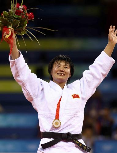 8月14日,在北京奧運(yùn)會(huì)柔道女子78公斤級(jí)決賽中,中國選手楊秀麗戰(zhàn)勝古巴選手亞倫妮斯·卡斯蒂略,奪得金牌。這是楊秀麗在領(lǐng)獎(jiǎng)臺(tái)上揮手向觀眾致意。 新華社記 陳建力 攝