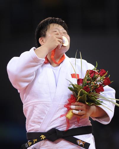 8月15日,佟文站在領(lǐng)獎臺上親吻金牌。當日,在北京奧運會柔道女子78公斤以上級決賽中,中國選手佟文戰(zhàn)勝日本選手塚田真希,奪得冠軍。 新華社記者 李尕 攝