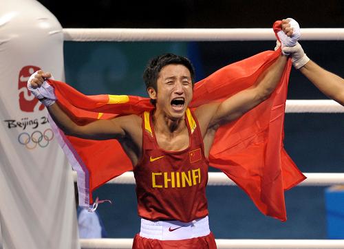 8月24日,中國選手鄒市明在北京奧運(yùn)會(huì)拳擊男子48公斤級決賽中,戰(zhàn)勝蒙古國選手普列布道爾吉·塞爾丹巴,獲得冠軍。 新華社記者 劉大偉 攝
