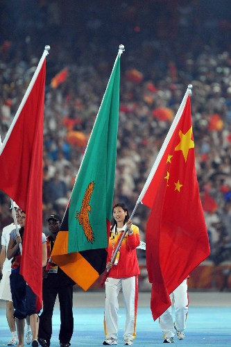2008年8月24日,2008年北京奧運(yùn)會(huì)在國家體育場(chǎng)——“鳥巢”隆重閉幕。這是閉幕式上中國羽毛球名將張寧手舉五星紅旗入場(chǎng)。 新華社記者 王雷 攝
