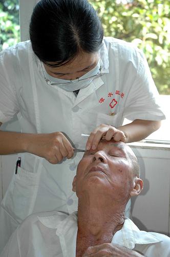 9月22日,一名護(hù)士在為陽(yáng)春市潭水鎮(zhèn)82歲的白內(nèi)障患者藍(lán)高嶺做眼科術(shù)前準(zhǔn)備。 新華社記者 楊霞 攝