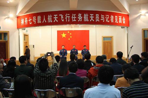 9月24日,神舟七號載人航天飛行任務(wù)航天員乘組與記者見面。 當(dāng)日,神舟七號載人航天飛行任務(wù)總指揮部決定,神舟七號飛船將于9月25日21時07分至22時27分擇機(jī)發(fā)射,進(jìn)行載人航天飛行。執(zhí)行神七飛行任務(wù)的航天員是翟志剛、劉伯明、景海鵬。 新華社記者李剛攝