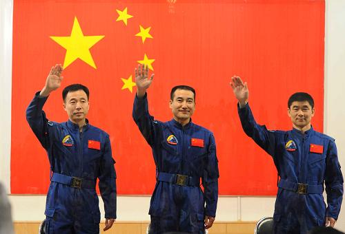 9月24日,神舟七號載人航天飛行任務(wù)航天員乘組與記者見面。當(dāng)日,神舟七號載人航天飛行任務(wù)總指揮部決定,神舟七號飛船將于9月25日21時07分至22時27分擇機(jī)發(fā)射,進(jìn)行載人航天飛行。執(zhí)行神七飛行任務(wù)的航天員是翟志剛(中)、劉伯明(右)、景海鵬。 新華社記者 李剛 攝