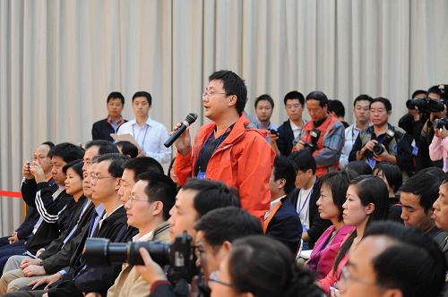 9月24日,神舟七號載人航天飛行任務(wù)航天員乘組與記者見面。這是記者在提問。當(dāng)日,神舟七號載人航天飛行任務(wù)總指揮部決定,神舟七號飛船將于9月25日21時07分至22時27分擇機(jī)發(fā)射,進(jìn)行載人航天飛行。執(zhí)行神七飛行任務(wù)的航天員是翟志剛、劉伯明、景海鵬。 新華社記者 李剛 攝