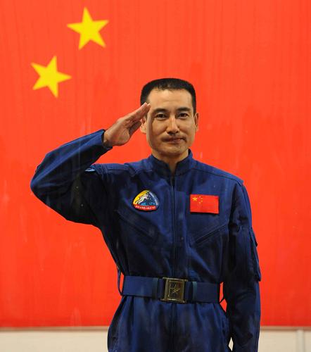 9月24日,神舟七號載人航天飛行任務(wù)航天員乘組與記者見面。這是航天員翟志剛。當(dāng)日,神舟七號載人航天飛行任務(wù)總指揮部決定,神舟七號飛船將于9月25日21時07分至22時27分擇機(jī)發(fā)射,進(jìn)行載人航天飛行。執(zhí)行神七飛行任務(wù)的航天員是翟志剛、劉伯明、景海鵬。 新華社記者 李剛 攝