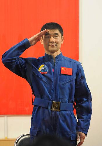 9月24日,神舟七號載人航天飛行任務(wù)航天員乘組與記者見面。這是航天員劉伯明。當(dāng)日,神舟七號載人航天飛行任務(wù)總指揮部決定,神舟七號飛船將于9月25日21時07分至22時27分擇機(jī)發(fā)射,進(jìn)行載人航天飛行。執(zhí)行神七飛行任務(wù)的航天員是翟志剛、劉伯明、景海鵬。 新華社記者 李剛 攝