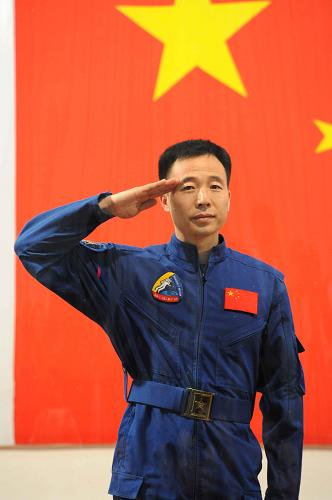 9月24日,神舟七號載人航天飛行任務(wù)航天員乘組與記者見面。這是航天員景海鵬。當(dāng)日,神舟七號載人航天飛行任務(wù)總指揮部決定,神舟七號飛船將于9月25日21時07分至22時27分擇機(jī)發(fā)射,進(jìn)行載人航天飛行。執(zhí)行神七飛行任務(wù)的航天員是翟志剛、劉伯明、景海鵬。 新華社記者 李剛 攝