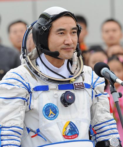 9月25日,神舟七號(hào)航天員出征儀式于17時(shí)30分許在酒泉衛(wèi)星發(fā)射中心航天員公寓問天閣舉行。這是翟志剛在出征儀式上。 新華社記者李剛攝