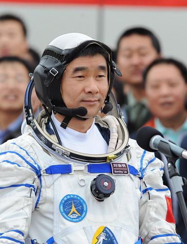 9月25日,神舟七號(hào)航天員出征儀式于17時(shí)30分許在酒泉衛(wèi)星發(fā)射中心航天員公寓問天閣舉行。這是劉伯明在出征儀式上。 新華社記者 李剛 攝