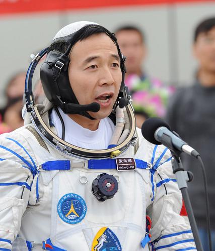 9月25日,神舟七號(hào)航天員出征儀式于17時(shí)30分許在酒泉衛(wèi)星發(fā)射中心航天員公寓問天閣舉行。這是景海鵬在出征儀式上。 新華社記者 李剛 攝