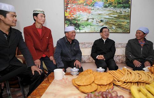 這是賀國強(qiáng)來到固原市開城鎮(zhèn)吳莊村回族群眾明忠海(左三)家中慰問。新華社記者 高潔 攝