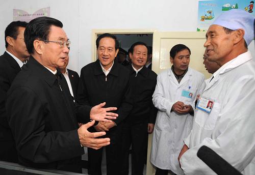 這是賀國強(qiáng)來到固原開城鎮(zhèn)吳莊村慰問吳莊村醫(yī)療服務(wù)人員。 新華社記者高潔攝