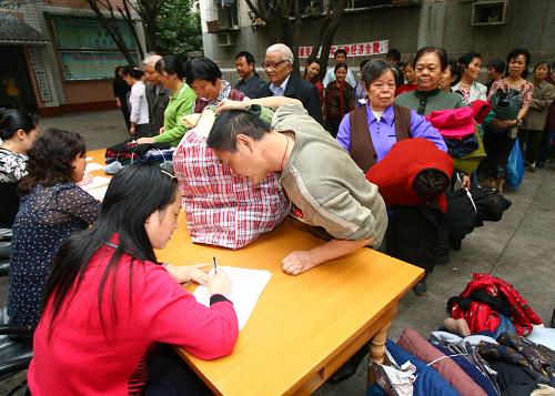 10月15日,重慶市民在活動(dòng)現(xiàn)場(chǎng)踴躍捐贈(zèng)。 新華社記者 劉潺 攝