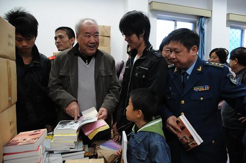 11月22日,福建省新四軍研究會(huì)常務(wù)副會(huì)長王春生向大家介紹革命戰(zhàn)爭題材新書。 新華社記者 來建強(qiáng) 攝