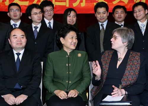 11月21日,在英國進(jìn)行訪問的中國國務(wù)委員劉延?xùn)|(中)參觀英國劍橋大學(xué)時與劍橋大學(xué)副校長凱特·普雷蒂交談。 新華社記者 謝秀棟 攝