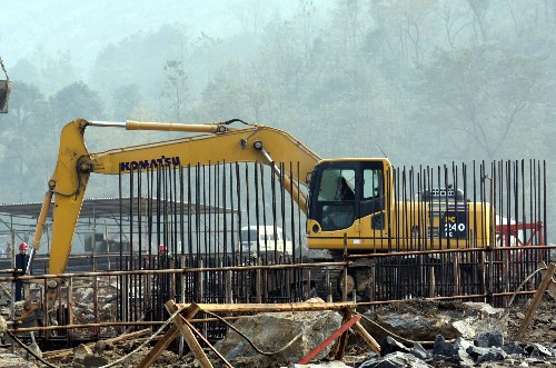 11月24日,在華鎣市廣能鎣峰水泥廠新型干法水泥技改項(xiàng)目建設(shè)工地,一臺(tái)挖掘機(jī)正在施工。 四川地震災(zāi)后重建重點(diǎn)扶持建設(shè)項(xiàng)目——四川省華鎣市廣能鎣峰水泥廠新型干法水泥技改項(xiàng)目,于今年8月正式開(kāi)工建設(shè),目前工程進(jìn)展順利。該項(xiàng)目計(jì)劃于2009年6月底前投產(chǎn),將為災(zāi)區(qū)重建提供優(yōu)質(zhì)的建筑原材料。 “5·12”汶川地震后,眾多龍頭水泥企業(yè)相繼進(jìn)入四川市場(chǎng),掀起了四川新型干法水泥生產(chǎn)線建設(shè)熱潮。 新華社發(fā)(邱海鷹 攝)