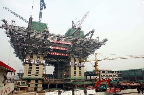 這是11月26日拍攝的上海世博會(huì)中國(guó)國(guó)家館主體工程施工現(xiàn)場(chǎng)。上海世博會(huì)中國(guó)國(guó)家館主體工程目前已完成總工程量的40%左右,核心筒施工已升至60米標(biāo)高。預(yù)計(jì)中國(guó)國(guó)家館主體工程和地區(qū)館將于下月實(shí)現(xiàn)雙封頂。 新華社記者 裴鑫 攝