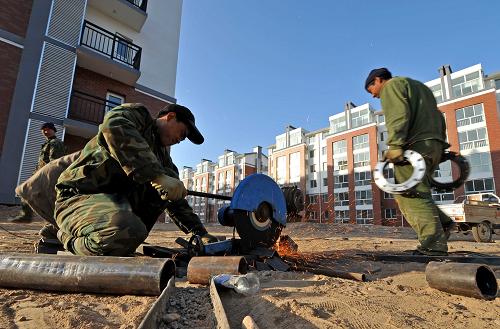 工人在寧夏銀川市五里湖畔社會(huì)保障性住房工地施工(12月17日攝)。 新華社記者 王鵬 攝