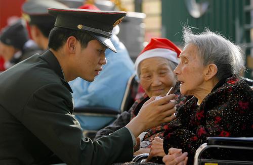 12月18日,駐港部隊(duì)士兵探訪元朗博愛(ài)醫(yī)院賽馬會(huì)護(hù)理安老院時(shí)服侍長(zhǎng)者用餐。 新華社記者 周磊 攝