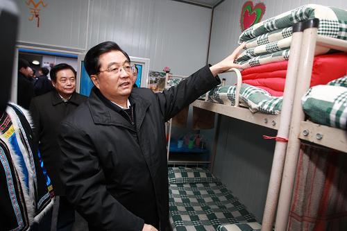 12月27日至29日,中共中央總書記、國家主席、中央軍委主席胡錦濤來到四川地震災(zāi)區(qū),深入重建工地、企業(yè)車間、農(nóng)村村寨、受災(zāi)群眾集中安置點(diǎn)和學(xué)校、衛(wèi)生院,實(shí)地了解災(zāi)后恢復(fù)重建和群眾生產(chǎn)生活情況,看望慰問災(zāi)區(qū)干部群眾和各地援建人員,代表黨中央向大家致以親切的問候和新年的祝福。這是12月27日,胡錦濤在綿陽市北川羌族自治縣桂溪初級(jí)中學(xué)看望慰問師生時(shí)察看學(xué)生宿舍。新華社記者鞠鵬攝
