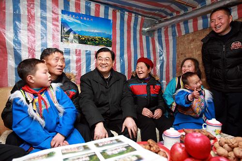 12月27日至29日,中共中央總書記、國家主席、中央軍委主席胡錦濤來到四川地震災(zāi)區(qū),深入重建工地、企業(yè)車間、農(nóng)村村寨、受災(zāi)群眾集中安置點(diǎn)和學(xué)校、衛(wèi)生院,實(shí)地了解災(zāi)后恢復(fù)重建和群眾生產(chǎn)生活情況,看望慰問災(zāi)區(qū)干部群眾和各地援建人員,代表黨中央向大家致以親切的問候和新年的祝福。這是12月29日,胡錦濤在阿壩藏族羌族自治州汶川縣漩口鎮(zhèn)蔡家杠村看望村民馬錫志一家,詳細(xì)了解他家的自建過渡房情況。 新華社記者鞠鵬攝