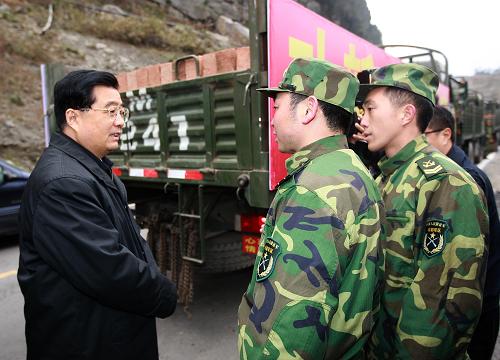 12月27日至29日,中共中央總書記、國家主席、中央軍委主席胡錦濤來到四川地震災(zāi)區(qū),深入重建工地、企業(yè)車間、農(nóng)村村寨、受災(zāi)群眾集中安置點(diǎn)和學(xué)校、衛(wèi)生院,實(shí)地了解災(zāi)后恢復(fù)重建和群眾生產(chǎn)生活情況,看望慰問災(zāi)區(qū)干部群眾和各地援建人員,代表黨中央向大家致以親切的問候和新年的祝福。這是12月29日,在前往汶川縣映秀鎮(zhèn)的路上,胡錦濤親切勉勵(lì)成都軍區(qū)某汽車運(yùn)輸分隊(duì)官兵急群眾之所急、解群眾之所難,堅(jiān)決完成好重建物資的搶運(yùn)任務(wù)。 新華社記者鞠鵬攝