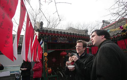2月8日,來自美國和法國的友人在北京東四一座四合院內(nèi)邊吃元宵邊猜燈謎,感受濃郁的中國傳統(tǒng)文化。當(dāng)日,在北京東城區(qū)東四四條胡同的一座四合院里,社區(qū)居民和同住在社區(qū)里的美國、法國友人一起包元宵,猜燈謎,做花燈,共迎元宵佳節(jié)。 新華社發(fā)(郝飛 攝)