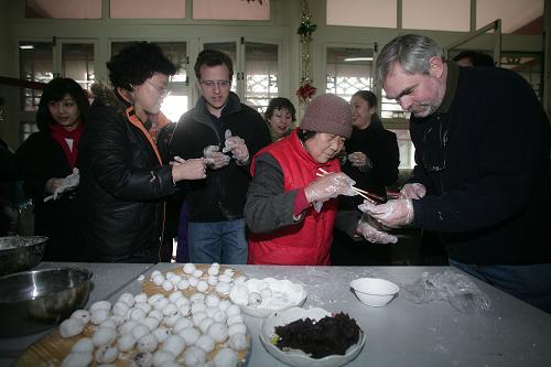 2月8日,來自美國和法國的友人和北京社區(qū)居民一起包元宵,感受濃郁的中國傳統(tǒng)文化。 新華社發(fā)(郝飛 攝)