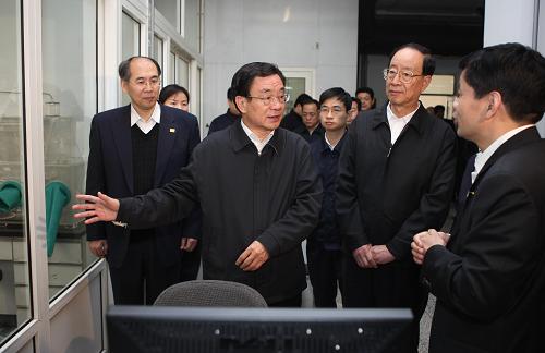 這是2月13日,賀國強(qiáng)在北京化工研究院乙烯裂解研究室調(diào)研,了解實(shí)驗(yàn)室科研情況。 新華社記者 劉衛(wèi)兵 攝