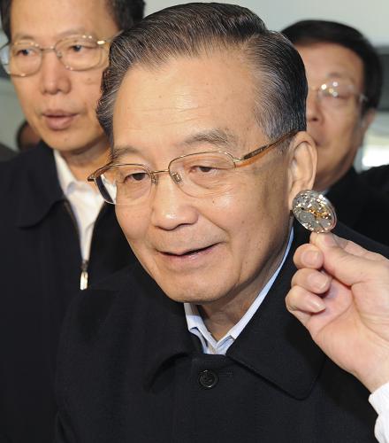 2月15日,正在天津調(diào)查研究的中共中央政治局常委、國(guó)務(wù)院總理溫家寶在天津海鷗手表集團(tuán)公司聆聽(tīng)該公司研發(fā)制造的“三問(wèn)表”。“三問(wèn)表”是一種可以報(bào)出時(shí)、刻、分的高級(jí)復(fù)雜手表,目前全世界只有少數(shù)幾家公司可以生產(chǎn)。 新華社記者 李學(xué)仁 攝