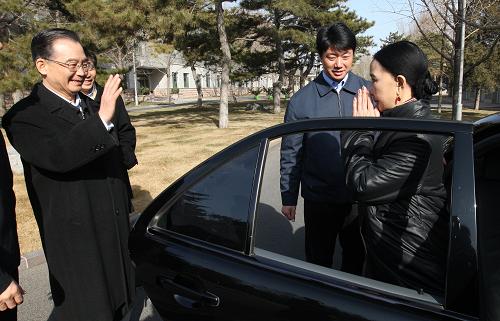 2月14日,國(guó)務(wù)院總理溫家寶邀請(qǐng)著名傣族舞蹈表演藝術(shù)家刀美蘭到中南??偫磙k公室做客,與她一起探討如何更好地傳承和發(fā)揚(yáng)光大少數(shù)民族文化藝術(shù)。這是會(huì)面結(jié)束后,溫家寶總理為刀美蘭拉開車門,揮手告別。 新華社記者 姚大偉 攝