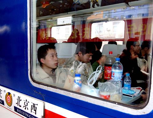 2月18日,學(xué)生正等待列車出發(fā)。 新華社記者 劉潺 攝