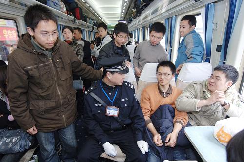 2月18日,乘警利用巡視間隙,向?qū)W生們宣傳安全乘車的小知識。 新華社記者 劉潺 攝
