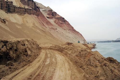 甘肅省永靖縣鹽鍋峽鎮(zhèn)發(fā)生滑坡災(zāi)害的地段(3月9日攝)。 新華社發(fā)(羅玉珍 攝)