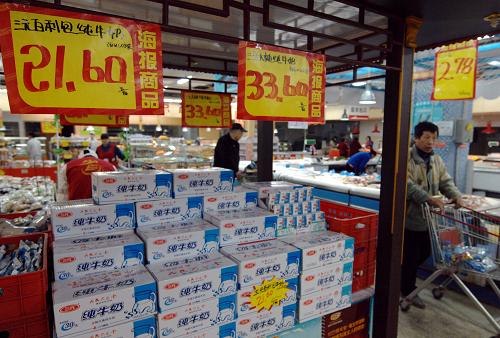 3月10日,在石家莊北國超市益東店,顧客從三元銷售專柜旁經(jīng)過。 新華社記者 鞏志宏 攝