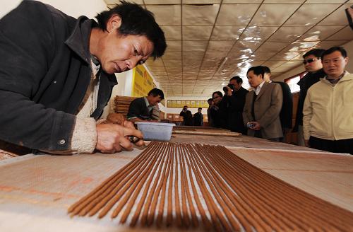 4月12日,援藏干部在西藏崗地經(jīng)貿(mào)有限公司參觀藏香手工制作過(guò)程。 新華社記者 格桑達(dá)瓦 攝