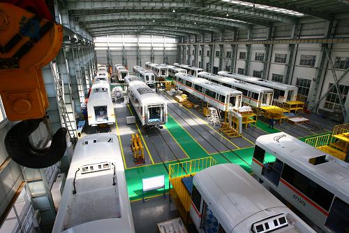 長春長客-龐巴迪軌道車輛有限公司內(nèi)的上海軌道交通7號線車輛總裝配線(4月8日攝)。 新華社記者 任瓏 攝