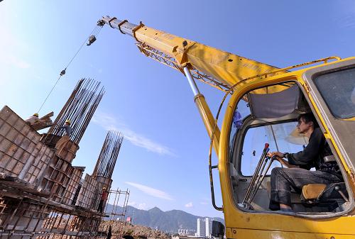 4月20日,建設(shè)者在福建省重點(diǎn)工程——福州長(zhǎng)樂(lè)國(guó)際機(jī)場(chǎng)二期高速公路新店互通立交橋工地加緊施工。 新華社記者 張國(guó)俊 攝