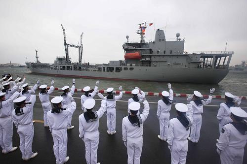4月20日,新西蘭海軍“奮進(jìn)”號(hào)補(bǔ)給艦抵達(dá)青島。 新華社記者 查春明 攝