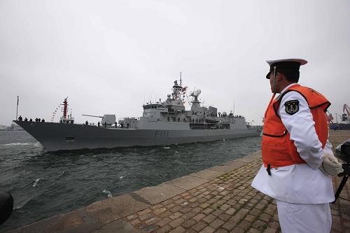 4月20日,新西蘭海軍“特馬納”號(hào)導(dǎo)彈護(hù)衛(wèi)艦抵達(dá)青島。 新華社記者 查春明 攝